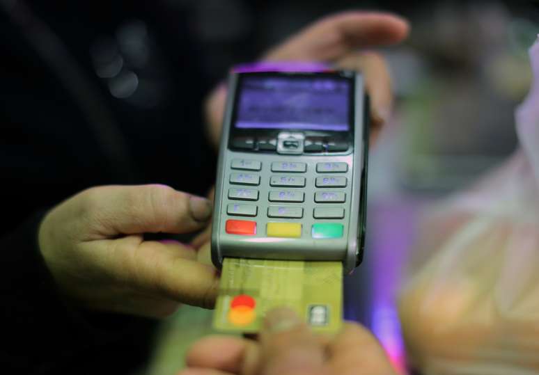 Consumidor usa cartão de crédito para pagar alimentos em Nice, França
03/04/2019
REUTERS/Eric Gaillard