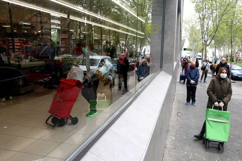 Espanhóis aguardam em fila para entrar em supermercado de Madri
14/04/2020
REUTERS/Sergio Perez