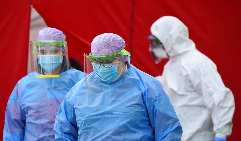 Profissionais de saúde durante epidemia de coronavírus na Alemanha
15/04/2020 REUTERS/Matthias Rietschel