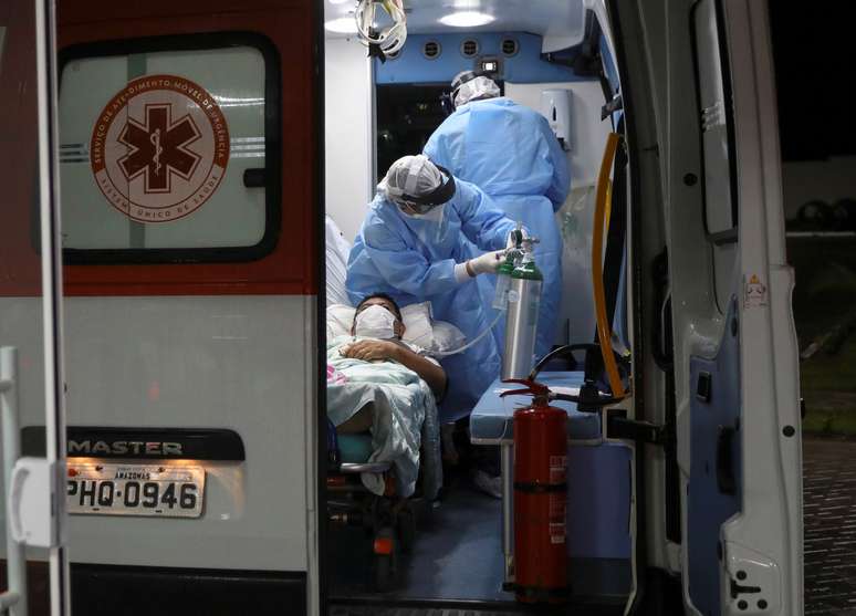 Agentes de saúde transferem paciente do novo coronavírus em ambulância em Manaus
14/04/2020
REUTERS/Bruno Kelly