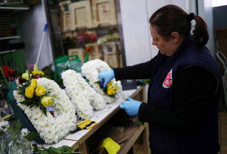 Florista prepara arranjo para funeral em Londres
15/04/2020
REUTERS/Hannah McKay