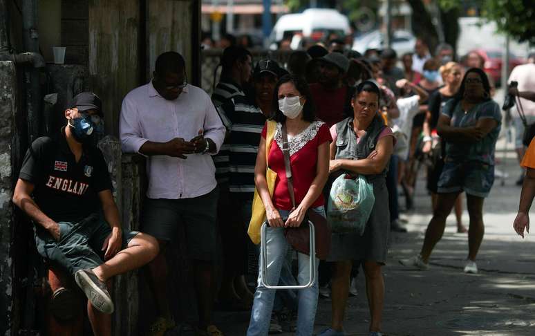 Pessoas aguardam em fila de banco para tentar receber aux&iacute;lio emergencial do governo em meio ao surto do Covid-19, Rio de Janeiro
15/04/2020
REUTERS/Ricardo Moraes