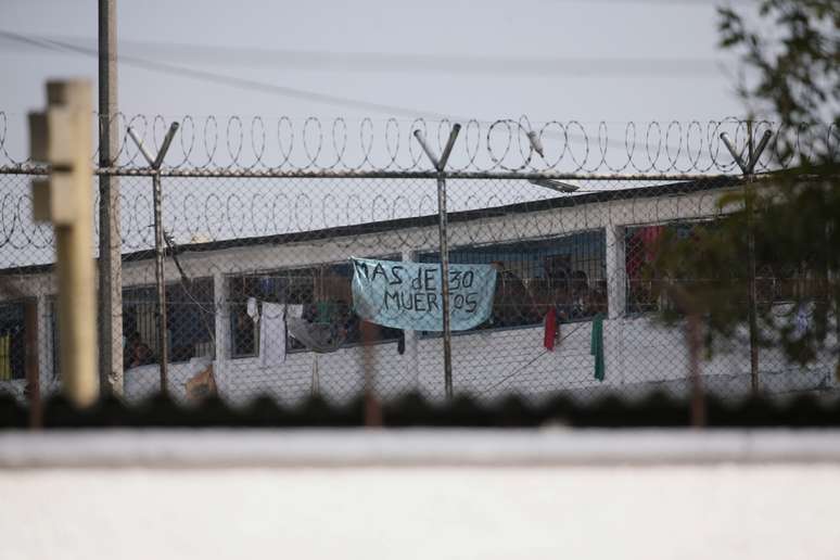 Vista externa da penitenciária de La Modelo, em Bogotá, Colômbia; na imagem, presos protestam pedindo para que governo tome medidas para conter coronavírus no sistema 
22/03/2020
REUTERS/Leonardo Munoz