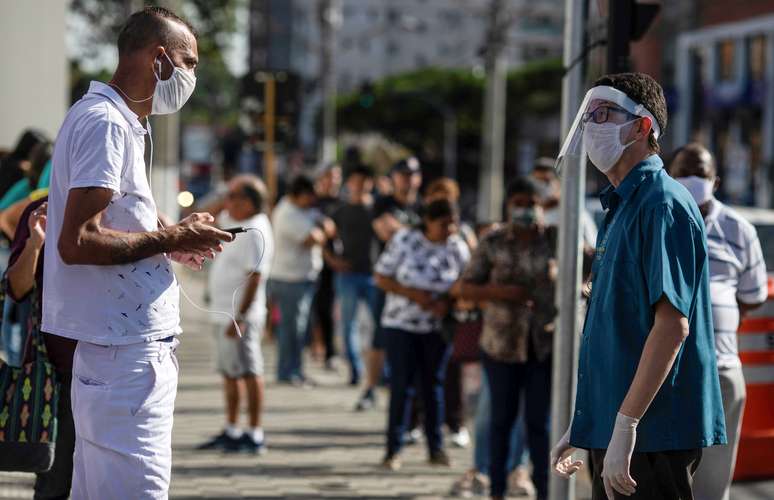 Pesoas fazem fila para tentar receber auxílio do governo federal durante a pandemia
15/04/2020
REUTERS/Roosevelt Cassio