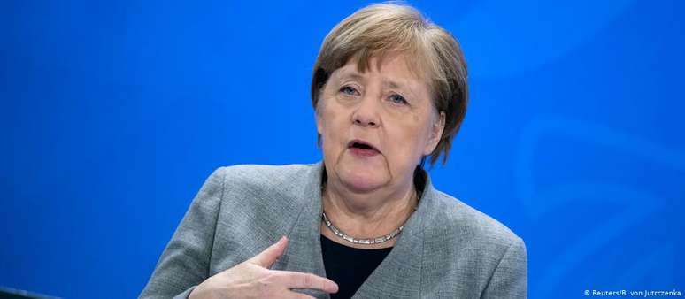 Merkel em entrevista coletiva após reunião com governadores para discutir a pandemia de coronavírus