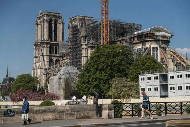 Obras na Catedral de Notre Dame foram paralisadas por conta do isolamento imposto para conter o novo coronavírus