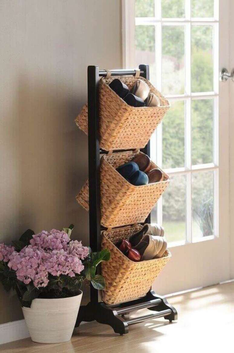 71. A sapateira de casa pode ser feita com cestos de organiza&ccedil;&atilde;o. Fonte: Pinterest