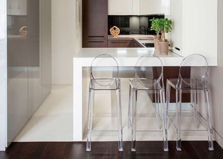 40. A banqueta alta fica bem em qualquer ambiente &ndash; Foto: Emp&oacute;rio tambo