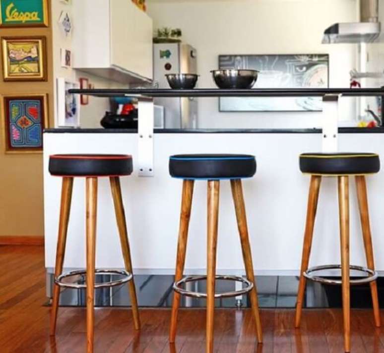 75. Detalhes coloridos na banqueta tamb&eacute;m agregam na decora&ccedil;&atilde;o &ndash; Foto: Doce obra