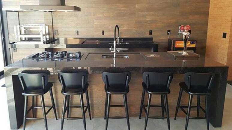 9. Banquetas para cozinha com encosto trazem mais conforto ao ambiente &ndash; Foto: Emp&oacute;rio tambo