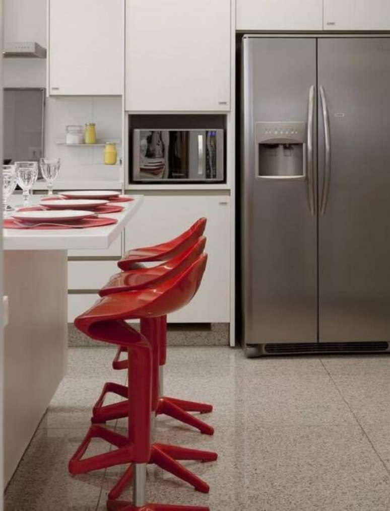 61. Banqueta vermelha para cozinha dando um charme ao ambiente &ndash; Foto: Pinterest