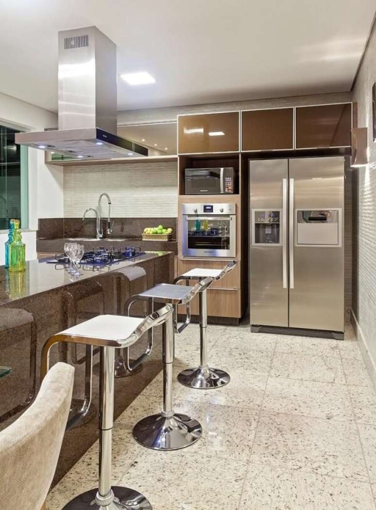 25. Uma cozinha gourmet tamb&eacute;m &eacute; uma boa op&ccedil;&atilde;o para uma banqueta &ndash; Foto: Via Pinterest