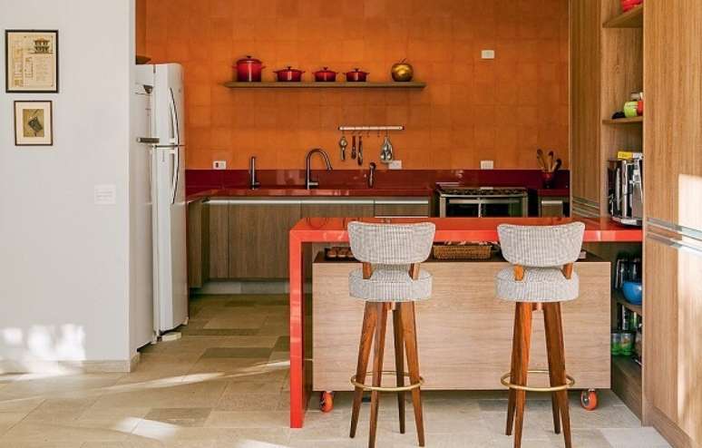 11. A banqueta para cozinha estofada &eacute; &oacute;tima pelo seu conforto &ndash; Foto: Casa e jardim