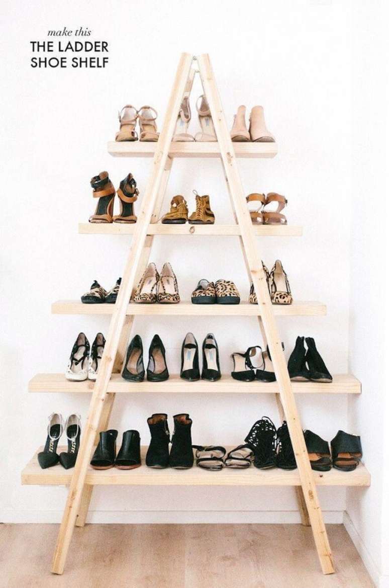 73. A estante escada &eacute; uma excelente op&ccedil;&atilde;o para organizar os sapatos. Fonte: Lighter Side