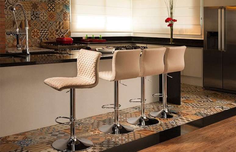 4. As banquetas para cozinha precisam se adequar a altura do balc&atilde;o e bancada &ndash; Foto: Blog Inusual