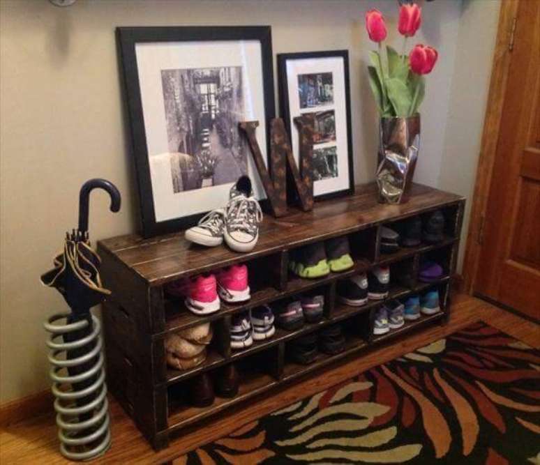 25. Sapateira de pallet comp&otilde;e a decora&ccedil;&atilde;o do hall de entrada. Fonte: Pinterest