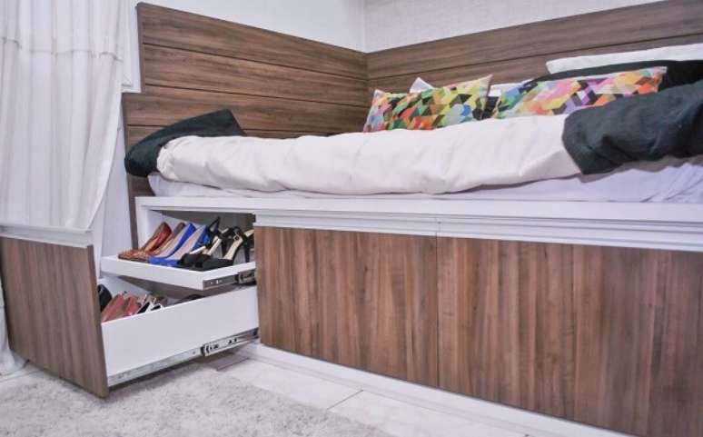 69. Aproveite o espa&ccedil;o embaixo da cama para guardar os sapatos. Fonte: Pinterest
