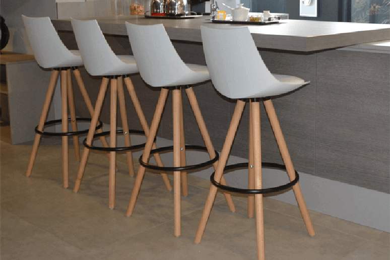 63. Banqueta branca &eacute; uma escolha cl&aacute;ssica &ndash; Foto: Homelt