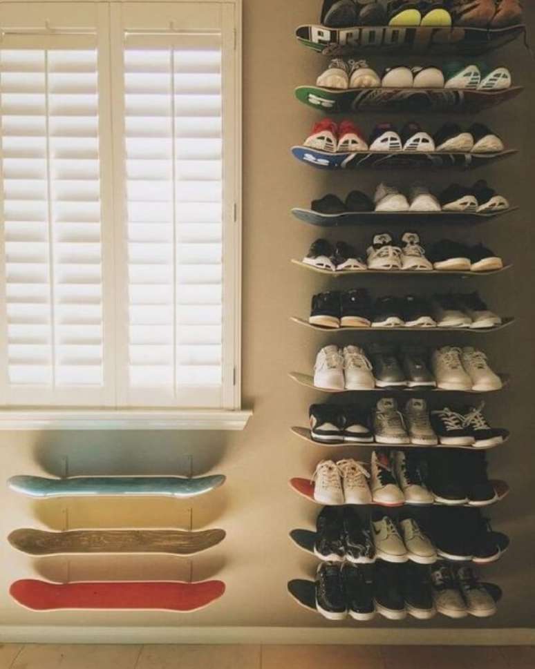 65. As pranchas de skate fixadas na parede podem formar uma linda sapateira de canto no dormit&oacute;rio. Fonte: Pinterest