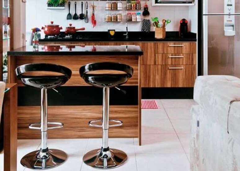 36. Banqueta para cozinha girat&oacute;ria preta trazem neutralidade ao ambiente &ndash; Foto: Emp&oacute;rio tambo