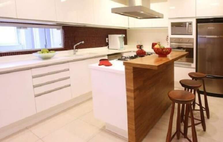 37. Banqueta de madeira ficam bem em uma decora&ccedil;&atilde;o cl&aacute;ssica &ndash; Foto: Via Pinterest