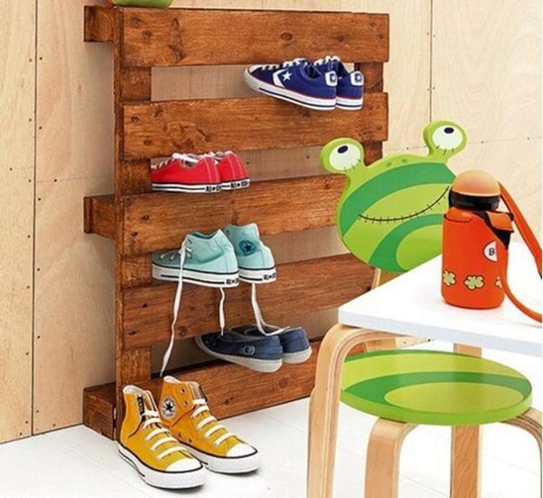 11. Utilize uma placa de pallet como organizador de sapatos. Fonte: Pensamento Verde