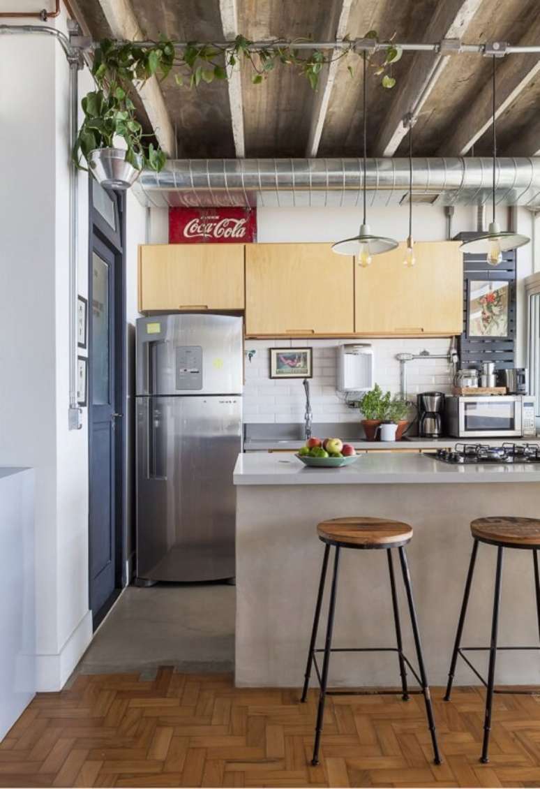 73. Banqueta de madeira em uma decora&ccedil;&atilde;o r&uacute;stica &ndash; Foto: Via Pinterest