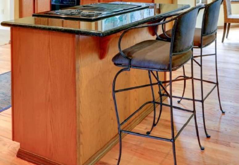 55. Banquetas estofadas para cozinha s&atilde;o pr&aacute;ticas e confort&aacute;veis &ndash; Foto: Via Pinterest