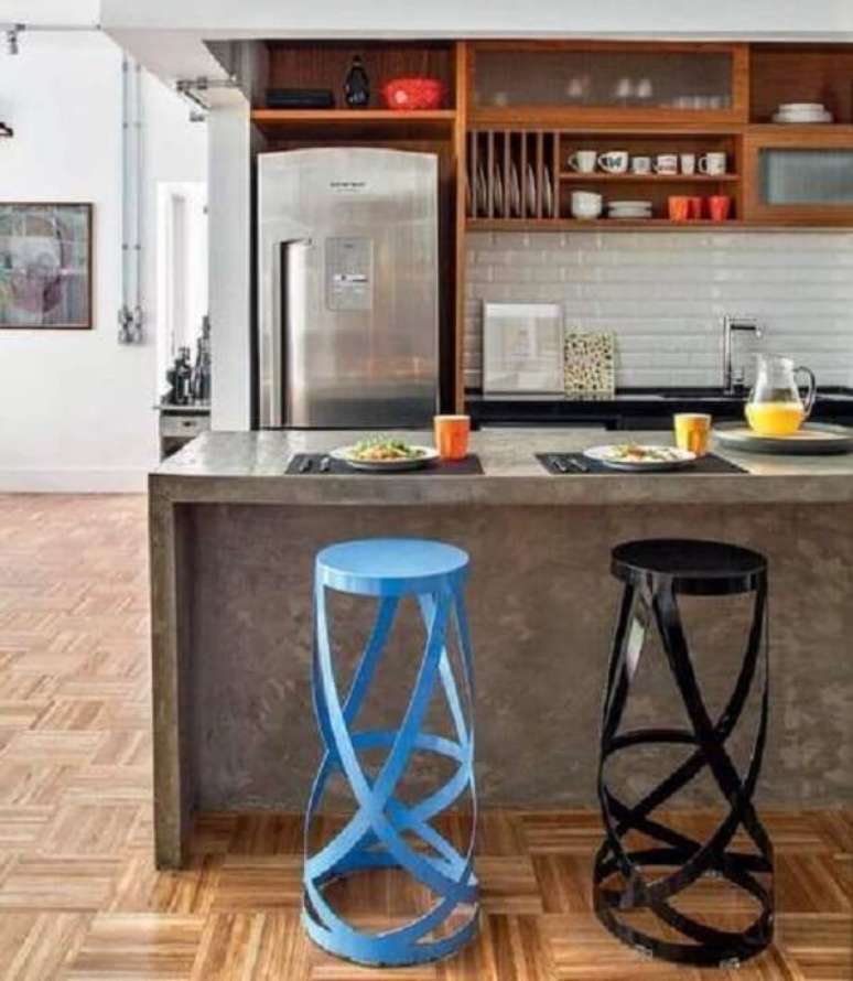76. Banqueta para cozinha modelo diferente traz personalidade e criatividade ao ambiente &ndash; Foto: Terra