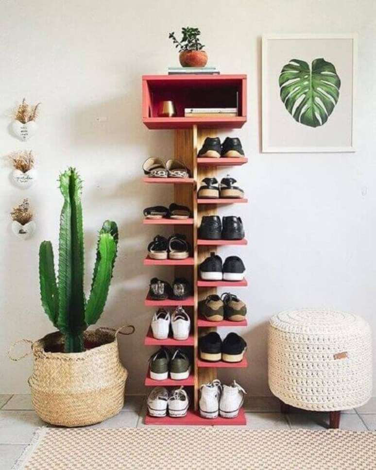 13. Sapateira vertical, criativa e colorida acomoda v&aacute;rios sapatos. Fonte: Pinterest
