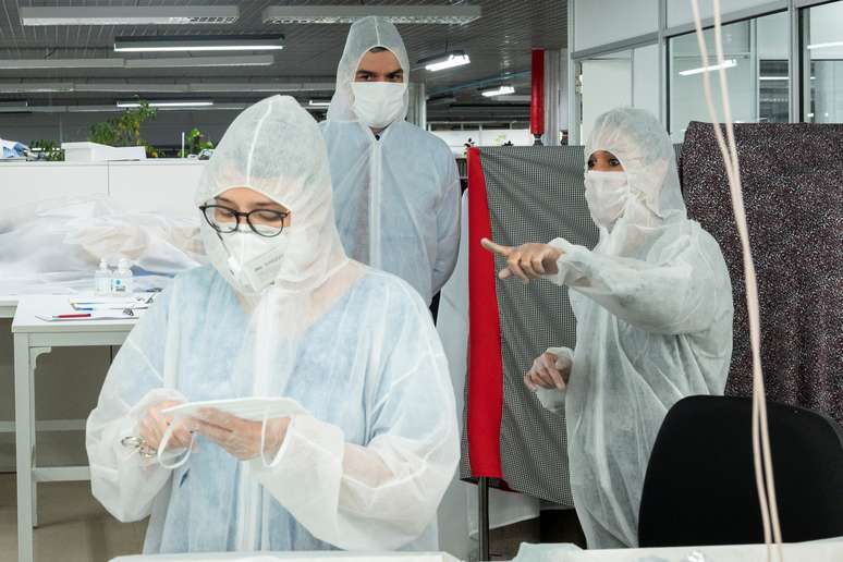 Premi&ecirc; espanhol, Pedro S&aacute;nchez, usa trajes de prote&ccedil;&atilde;o em loja de Madri
15/04/2020 Pal&aacute;cio de Moncloa/Divulga&ccedil;&atilde;o via REUTERS