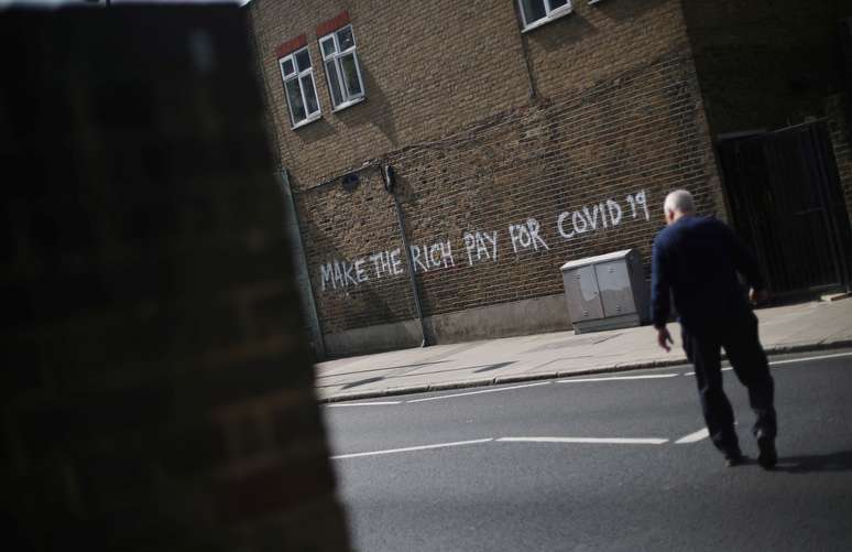 Homem caminha em rua de Londres em meio à pandemia de coronavírus em Londres
16/04/2020 REUTERS/Hannah McKay