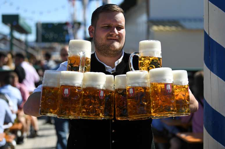 Homem equilibra canecas de cerveja na abertura da 186ª Oktoberfest 
21/09/2019
REUTERS/Andreas Gebert