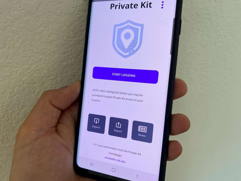 Smartphone com o aplicativo Private Kit, que visa ajudar autoridades nas medidas de conten&ccedil;&atilde;o do coronav&iacute;rus 
09/04/2020
REUTERS/Paresh Dave/Illustration