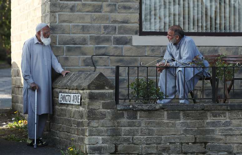 Pessoas mantêm distanciamento social em Halifax, no Reino Unido
16/04/2020 REUTERS/Lee Smith