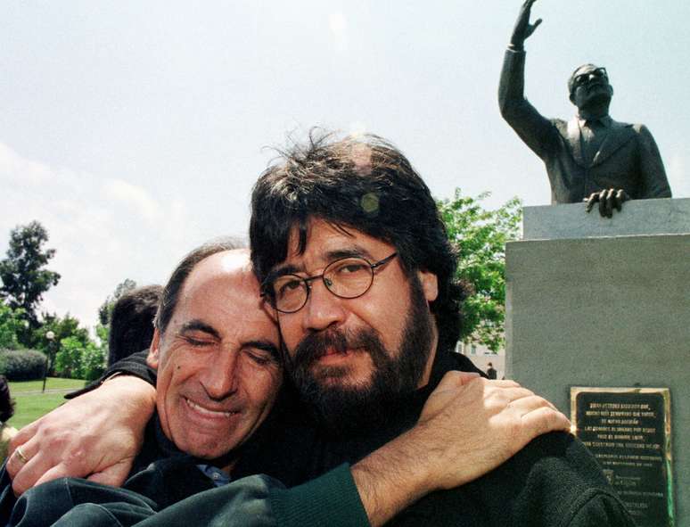 Escritor chileno Luis Sepúlveda (à direita) abraça compatriota durante inauguração de estátua de Salvador Allende em Oviedo, Espanha, em 1999
25/05/1999
REUTERS