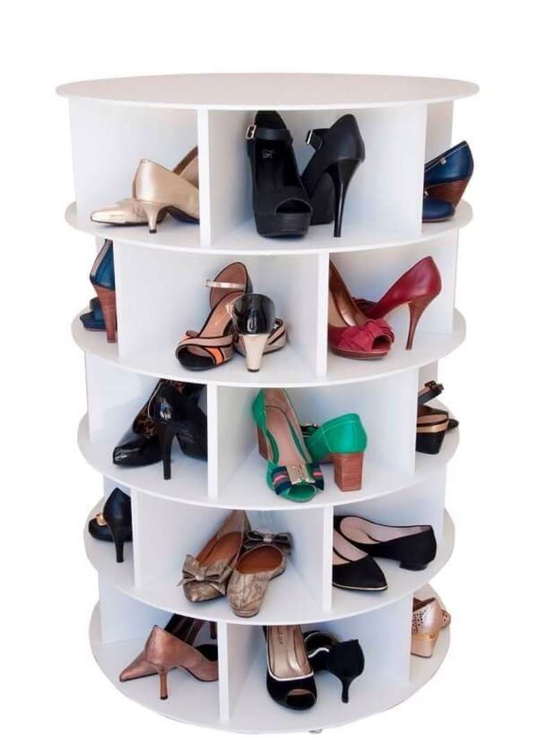 5. Modelo de sapateira girat&oacute;ria branca para closet. Fonte: Pinterest