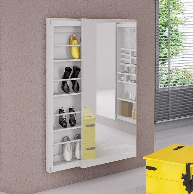 3. A sapateira de parede com espelho e porta deslizante &eacute; &oacute;tima para ambientes pequenos. Fonte: Pinterest