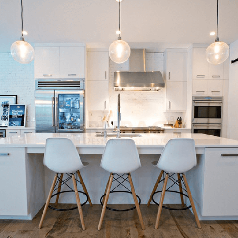 67. Banqueta para cozinha com encosto transmite conforto e praticidade &ndash; Foto: Decostore