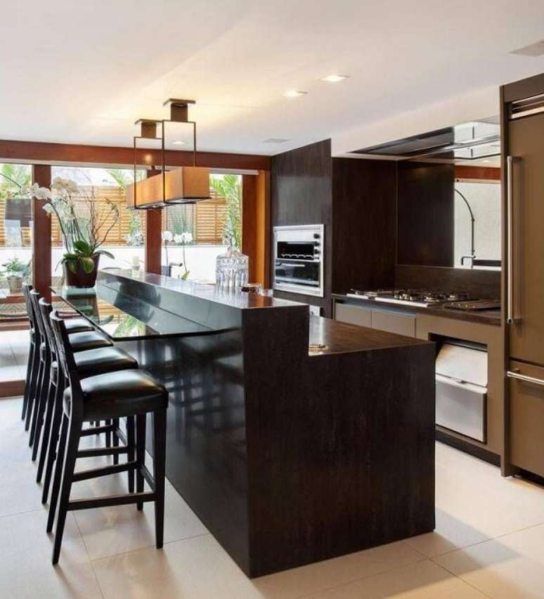 20. Banquetas estofadas e com encosto s&atilde;o muito confort&aacute;veis &ndash; Foto: Via Pinterest