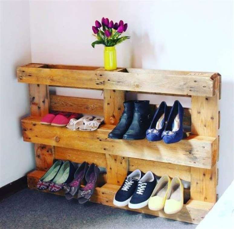 74. Sapateira de pallet feita com placa de madeira. Fonte: Pinterest