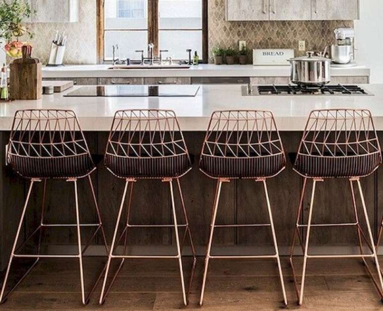 27. Banquetas de a&ccedil;o ficam &oacute;timas em uma decora&ccedil;&atilde;o clean &ndash; Foto: Monta casa