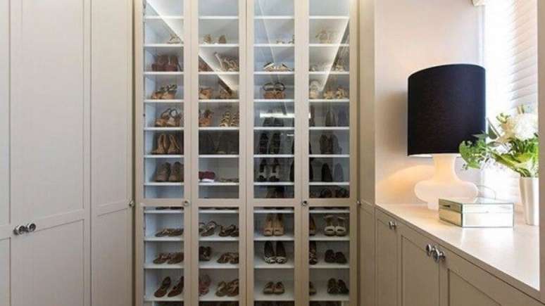 64. As portas de vidros facilitam visualizar todos os sapatos guardados. Fonte: Pinterest