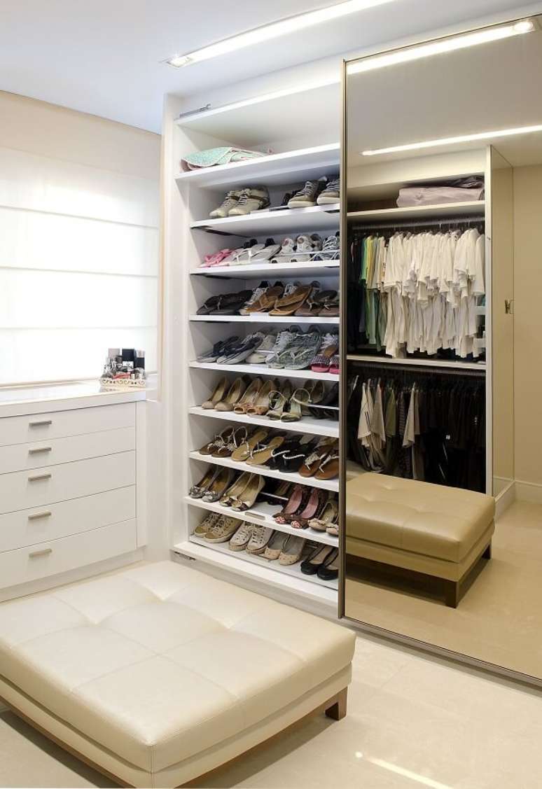56. Closet com sapateira grande de portas espelhadas. Fonte: Patricia Tavares
