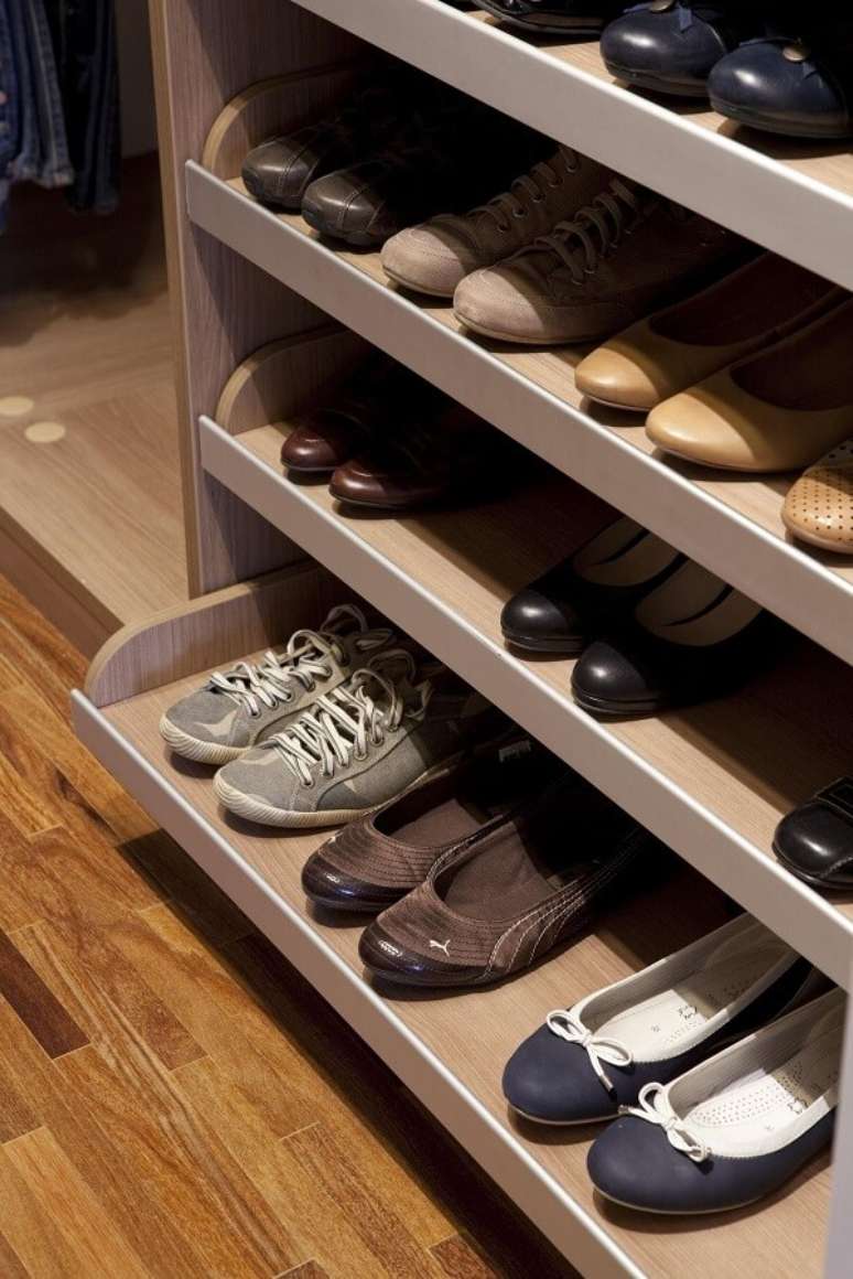 24. Sapateira com prancha deslizante facilita a escolha dos sapatos. Fonte: Marcelo Rosset Arquitetura