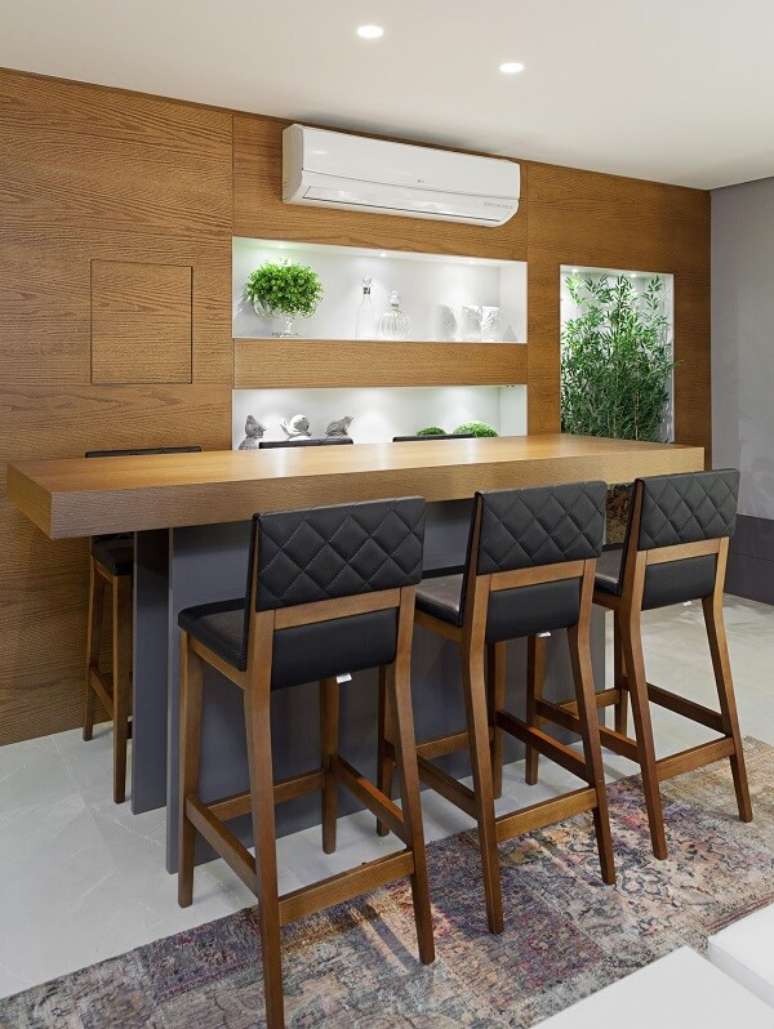 14. Banqueta para cozinha de madeira &eacute; uma boa op&ccedil;&atilde;o para qualquer decora&ccedil;&atilde;o &ndash; Foto: Revista Decora