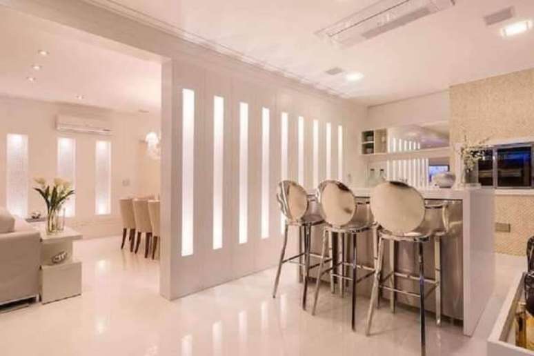 45. Banquetas altas s&atilde;o &oacute;timas escolhas para uma bancada alta &ndash; Foto: Terra