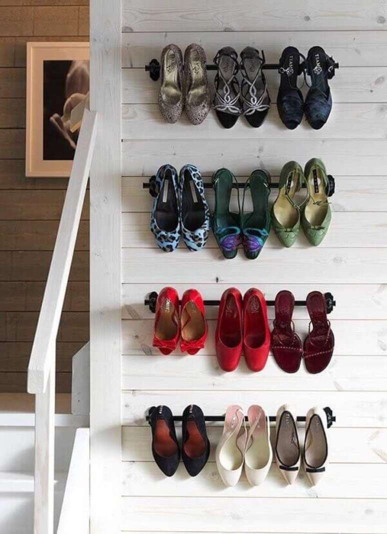 47. Fixe barras met&aacute;licas e utilize como sapateira de parede. Fonte: Pinterest