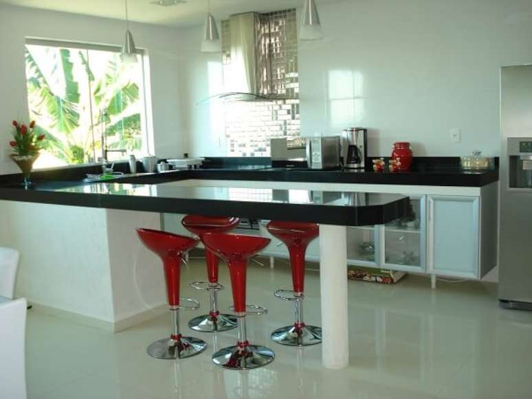 59. Banquetas coloridas como as vermelhas podem ser uma boa op&ccedil;&atilde;o para dar cor ao ambiente &ndash; Foto: Via Pinterest