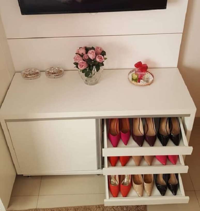 39. M&oacute;vel compacto auxilia na organiza&ccedil;&atilde;o dos sapatos. Fonte: Pinterest